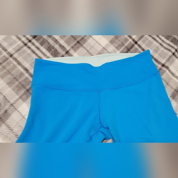Like new Lululemon wunder under Crop reversible - Picture 4 of 9